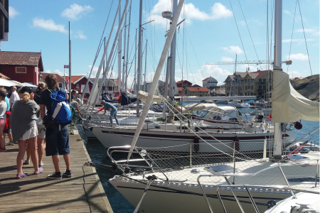 Segelbåtar på rad i gästhamn vid Smögenbryggan