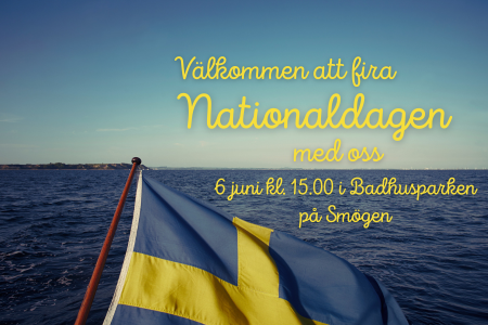 Inbjudan till nationaldagsfirande med gul text ovanpå en bild på en akterflagga på havet