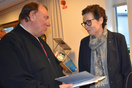 Liselotte Fröjd (M) kommunstyrelseordförande i Tanum kom med en gåva till sjöräddningssällskapet på Smögen.