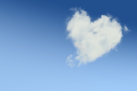 Moln i form av ett hjärta mot blå himmel.
