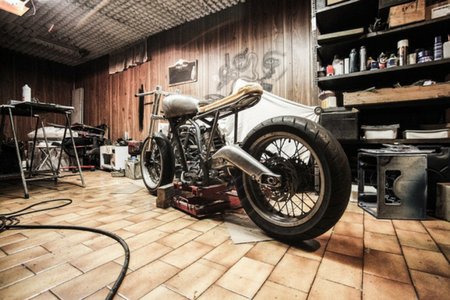 Ett garage med en motorcykel i.