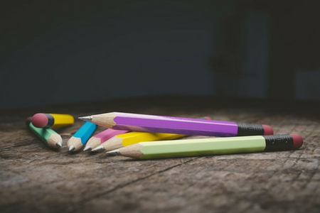 Blyertspennor med skaft i grönt, gult, lila, rosa och blått.