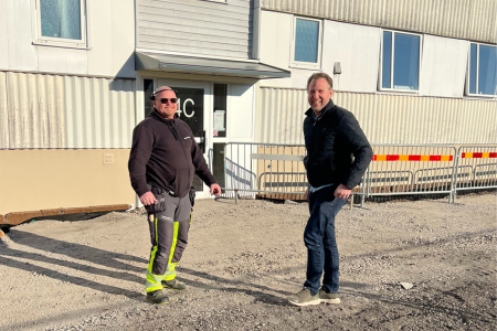 Två projektledare utanför port på Mejselgatan under renovering