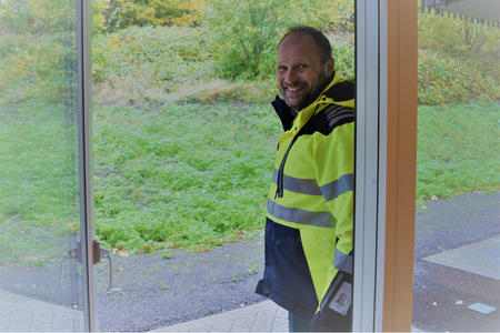 Sotenäsbostäders vd Tomas Reuterberg står i balkongdörr i Bovall