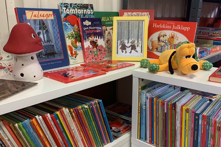 hörna med bokhyllor fulla i barnböcker
