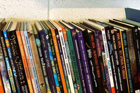 Barnböcker på rad i en bokhylla