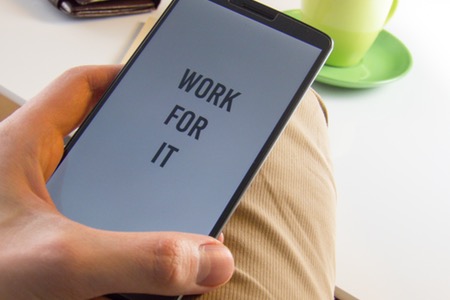 Smartphone med texten "work for it".